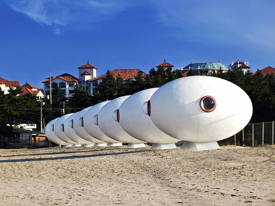 Capanne egg-shaped mobili della spiaggia installate lungo un litorale sudcoreano