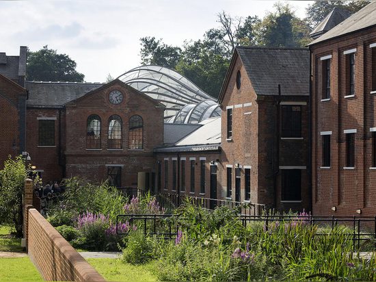 Quando la marca principale del gin ha cominciato a cercare la relativa nuova casa, il vecchio complesso abbandonato della cartiera in Laverstoke presto ha partecipato fuori come il progetto ideale ...