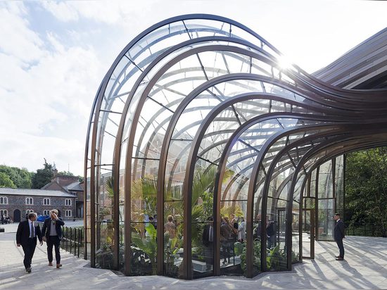 Heatherwick ha condotto la trasformazione di questo complesso storico, nestled all'interno della campagna inglese verde iconica, in un'installazione produttiva avanzata del gin. Fotographia: Iwan Baan