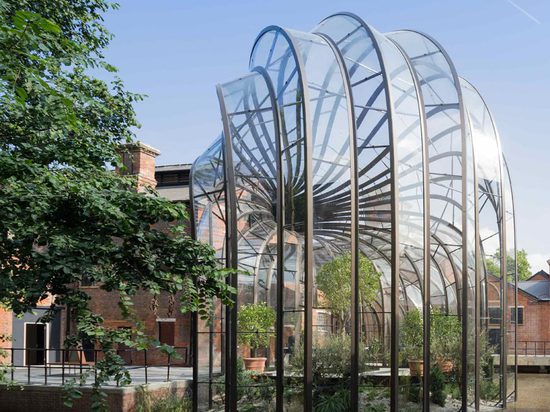 Una delle serre contiene l'accumulazione delle piante tropicali della distilleria, mentre l'altra alloggia le piante mediterranee. Fotographia: Iwan Baan