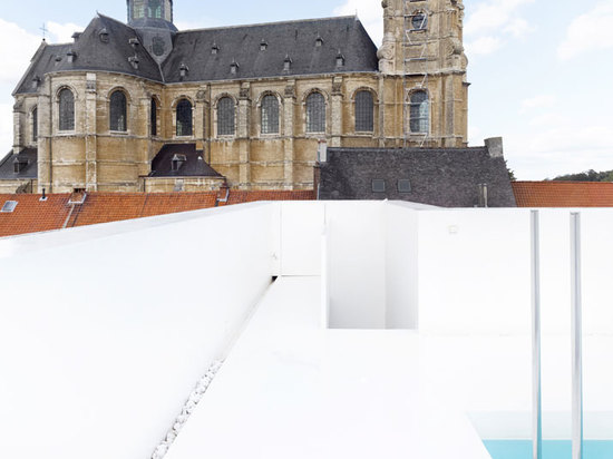 Barrocco &amp; azzurro: Piscina K da dmvA Architecten in Grimbergen, Belgio