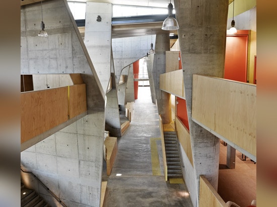 La scuola di Abedian dell'architettura dallo studio del CRAB “è stata progettata dalla parte interna - fuori„