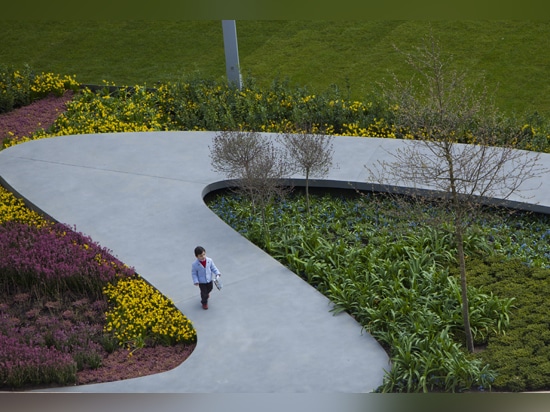 La plaza Euskadi a Bilbao, Spagna, progettata da pratica Balmori di New York associa, unisce la progettazione urbana con architettura di giardini, collegante la parte di diciannovesimo secolo della...