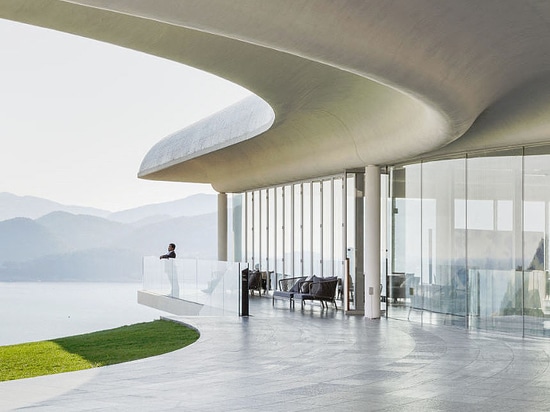 Portello di vetro piegante di Solarlux SL 70e che Golfing nello stile