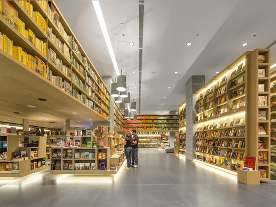 I libri Colour-coded producono la a arcobaleno-come esposizione in una libreria di Rio dai Casas dello Studio Arthur