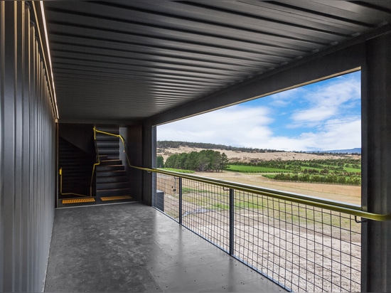 Lo studio del cumulo utilizza i container per creare la torre dell'allerta ad una vigna tasmaniana