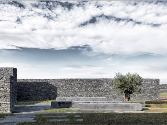 L'abbellimento a terrazze circonda la struttura concreta e di pietra della moschea di Sancaklar di Emre Arolat