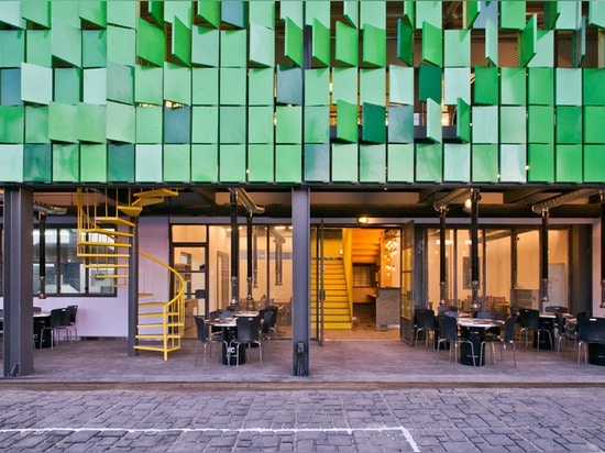 I pannelli verdi pieganti animano la facciata del ristorante della Camera della foresta da JYA-rchitects