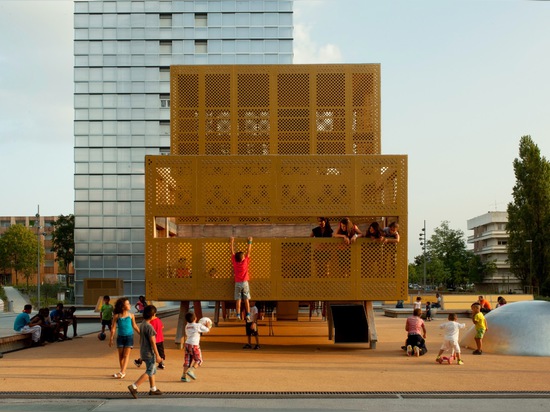 La BASE aggiunge un playpark metal-clad ad un insediamento del Bordeaux