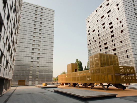 La BASE aggiunge un playpark metal-clad ad un insediamento del Bordeaux