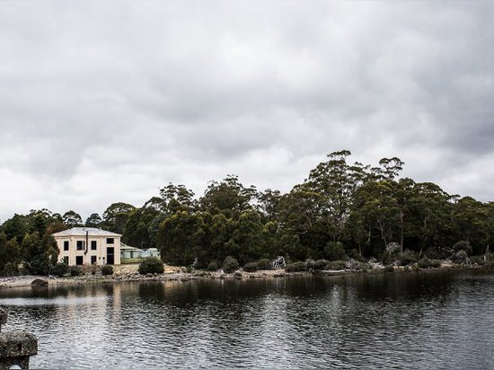 Lo studio del cumulo converte una cabina delle pompe di art deco in hotel su un lago tasmaniano