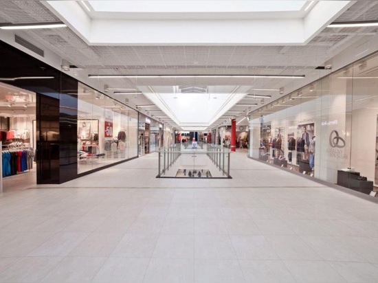 Soffitto del metallo/«centro commerciale di Nowy Rynek»/Jelenia Góra