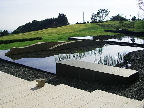 La superficie mirror-like dell'acqua riflette il paesaggio del plateau di Nihondaira. (© della foto: Yoshinobu Hayashi)