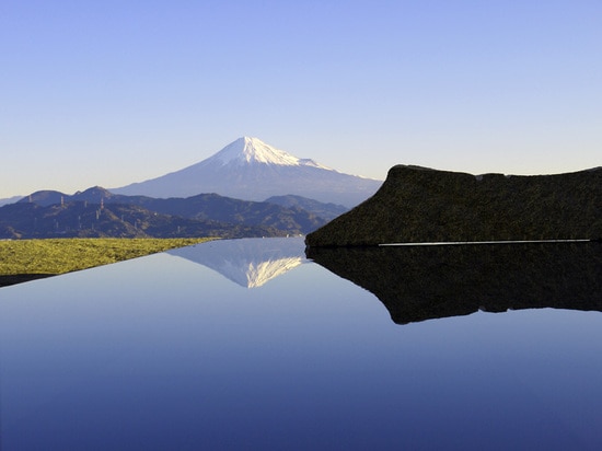 Accumuli con la roccia del granito e la riflessione del Mt. Fuji (© della foto: Norihisa Yamaga)