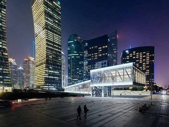 OMA completa la sede elevata di mostra sopra una plaza pubblica a Schang-Hai