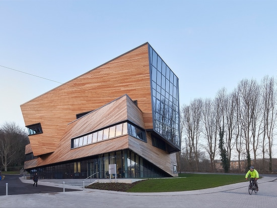 l'università di Durham dei clads del libeskind di Daniel ogden il centro con il collegamento della facciata di legno