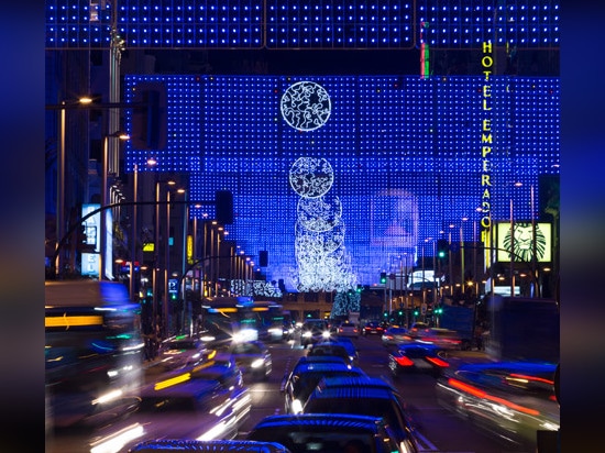 Madrid installa le luci di Natale luna-di tema