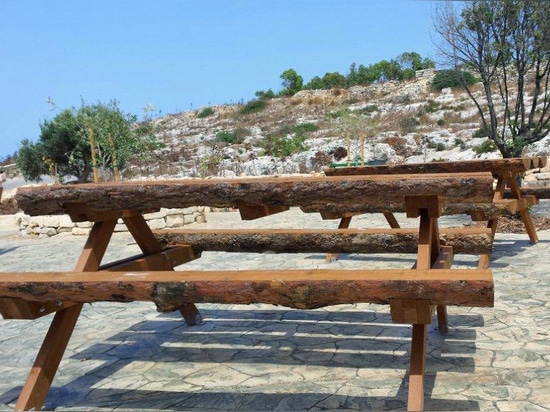 I gruppi di banchi e la tavola hanno fatto in legno a Malta