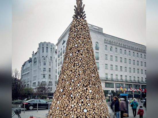 Ciao il legno costruisce l'albero di Natale di Budapest da 5000 parti di legna da ardere