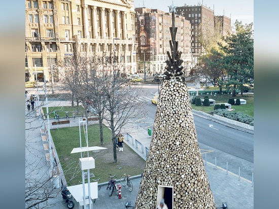 Ciao il legno costruisce l'albero di Natale di Budapest da 5000 parti di legna da ardere