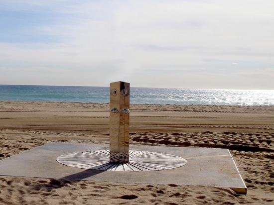 Docce e lavapiedi installati nella spiaggia di Montgat