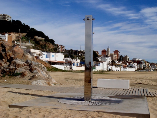 Docce e lavapiedi installati nella spiaggia di Montgat