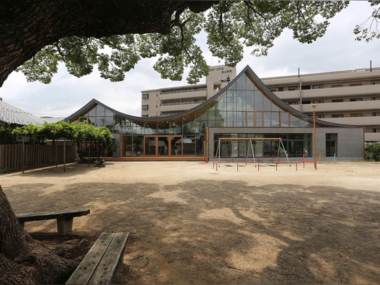 lo studio degli architetti del monte Fuji completa la scuola di chiryu con spazzare il tetto