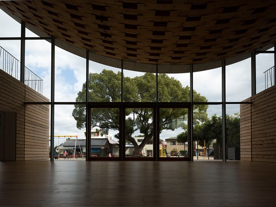 lo studio degli architetti del monte Fuji completa la scuola di chiryu con spazzare il tetto