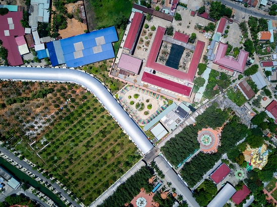 L'ha avvolge il campo da giuoco vietnamita con delle le bandiere colorate multi