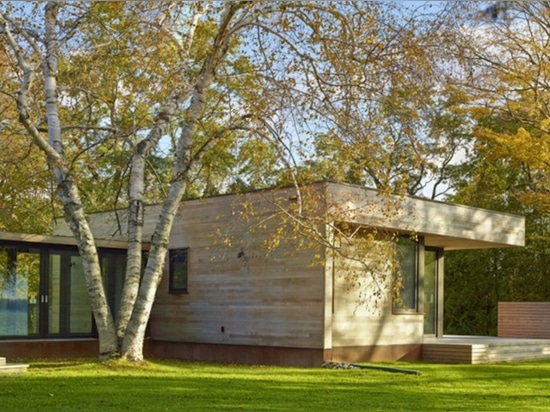 La cabina prefabbricata della riva del lago è un bello esercizio nel fermo