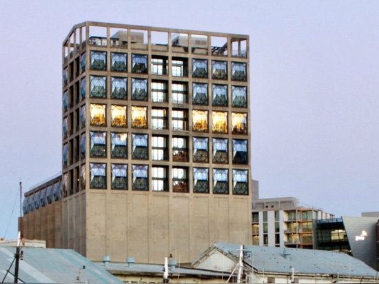 Silo di grano di 90 anni degli aggiornamenti dello studio di Heatherwick nel Sudafrica con le finestre di vetro appoggiate