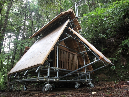 il kikuma watanabe progetta un santuario shintoista di legno mobile nelle montagne del Kochi