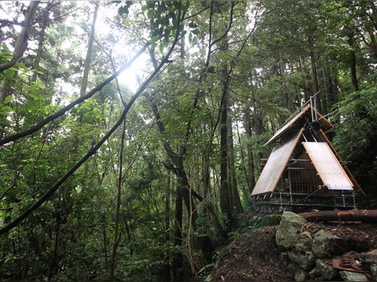 il kikuma watanabe progetta un santuario shintoista di legno mobile nelle montagne del Kochi