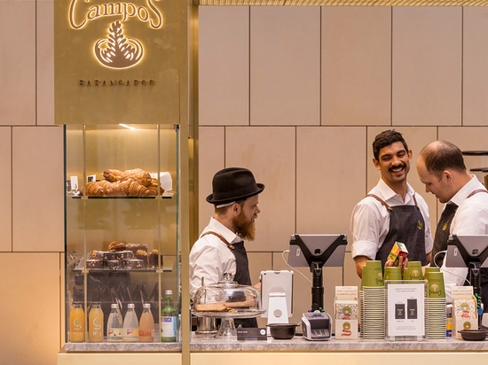 chiosco d'ottone del caffè di posizioni del bagot di legni dentro la torre di Sydney