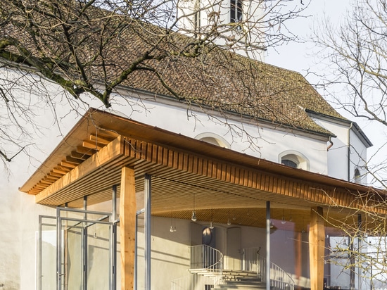 i salis di Gian aggiunge dell'l'atrio ripieno di luminosa alla chiesa storica in Svizzera