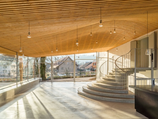 i salis di Gian aggiunge dell'l'atrio ripieno di luminosa alla chiesa storica in Svizzera