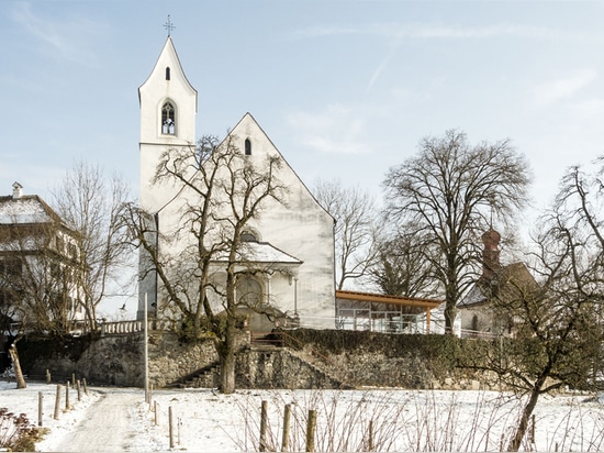 i salis di Gian aggiunge dell'l'atrio ripieno di luminosa alla chiesa storica in Svizzera