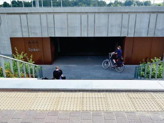 RAVVIVAMENTO DEL QUADRATO DI SPIKERI E DELLA PASSEGGIATA DI LUNGOMARE DI DAUGAVA