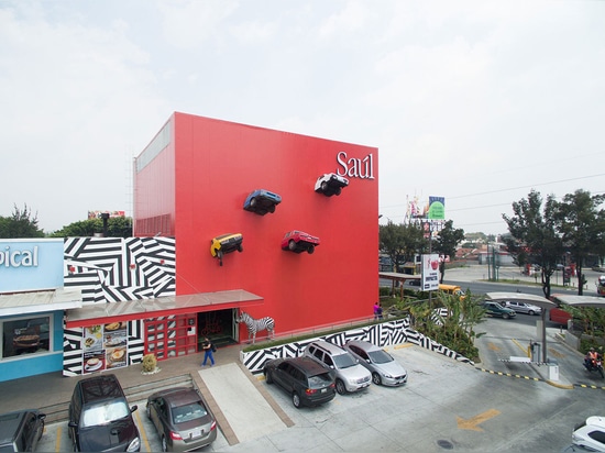 Madero da KEN più alto: Il drive-in degli strambi artistici