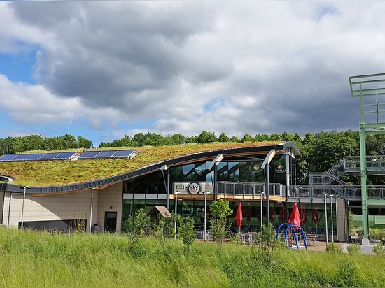 Il tetto verde curvo del distributore di benzina dell'autostrada di Beverbach