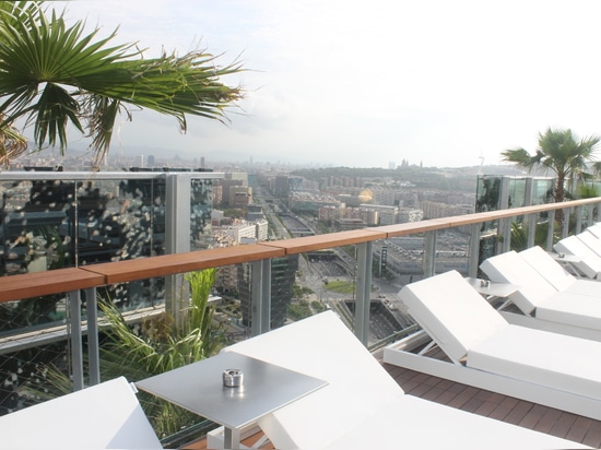 Dal giardino del tetto compreso uno stagno uno ha una vista magnifica della città.