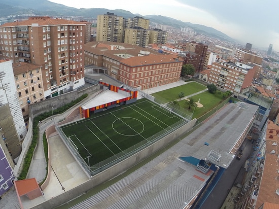 la riabilitazione variopinta dei foraster scambia gli aspetti standard del cemento di una scuola a Bilbao