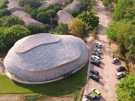 gli architetti di vita di chiangmai costruisce la palestra del zero-carbonio in Tailandia interamente da bambù