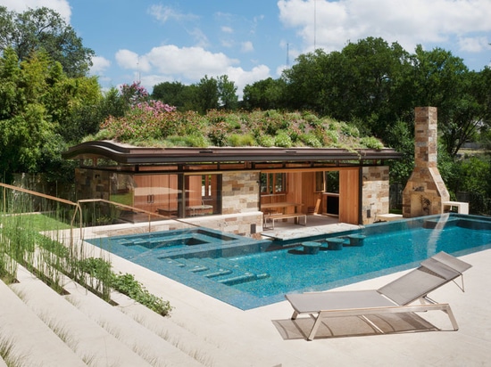 Questo Poolhouse in tetto verde fertile di Texas Is Covered With A