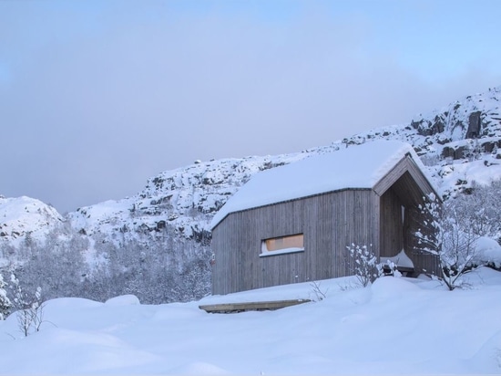 La cabina di Preikestolen fornisce il porto sicuro per le viandanti