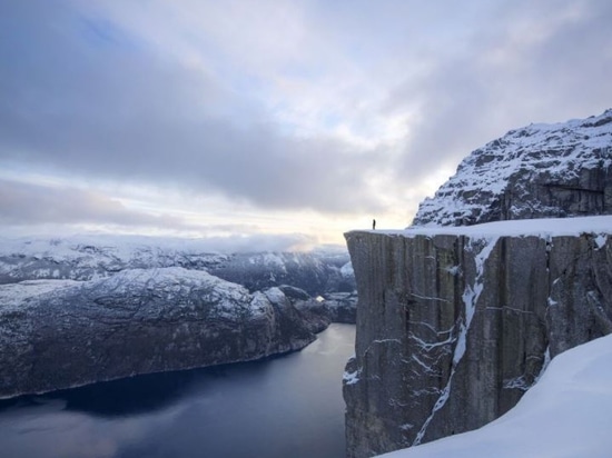 La cabina di Preikestolen fornisce il porto sicuro per le viandanti