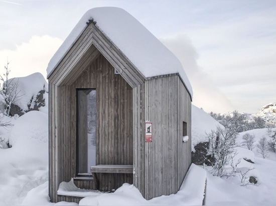 La cabina di Preikestolen fornisce il porto sicuro per le viandanti