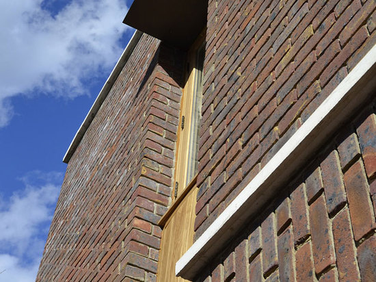 Il colore marrone scuro, façades chiazzati e ad ovest del mattone di Hoathly Sharpthorne è sparpagliato con le sezioni della quercia dorata intorno ai portelli ed alle finestre. I mattoni sono risi...