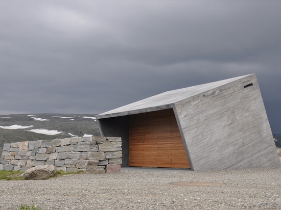 Il Flotane Cube-Shaped è un arresto Solare-Alimentato di resto per le viandanti in Norvegia