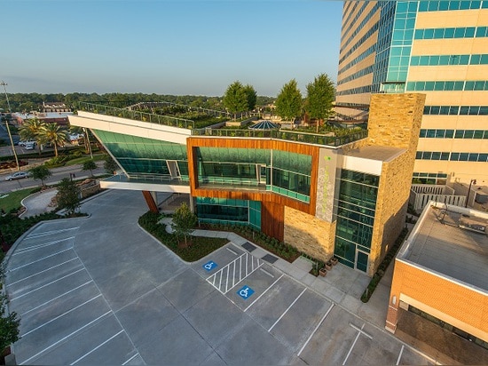 La città commemorativa della capanna sugli'alberi si trasforma in nell'più alto centro stimato ed in Shell del platino di LEED che costruiscono nel Texas